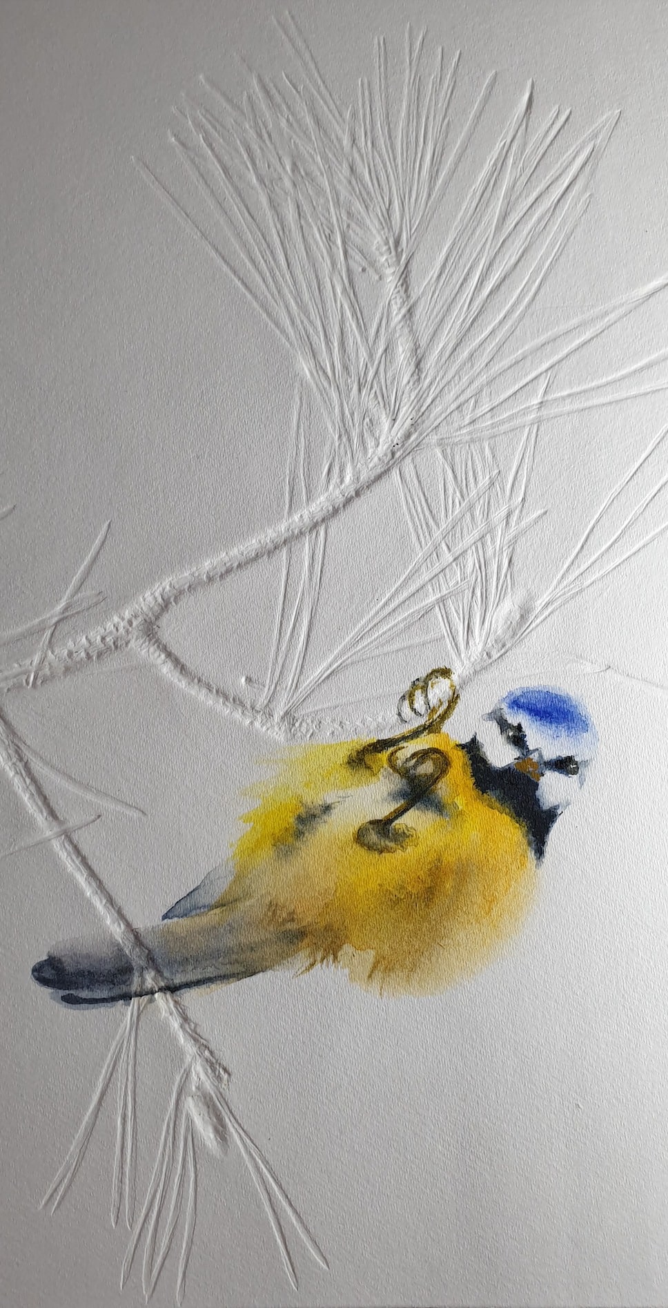 Oiseau jaune à la tête bleutée